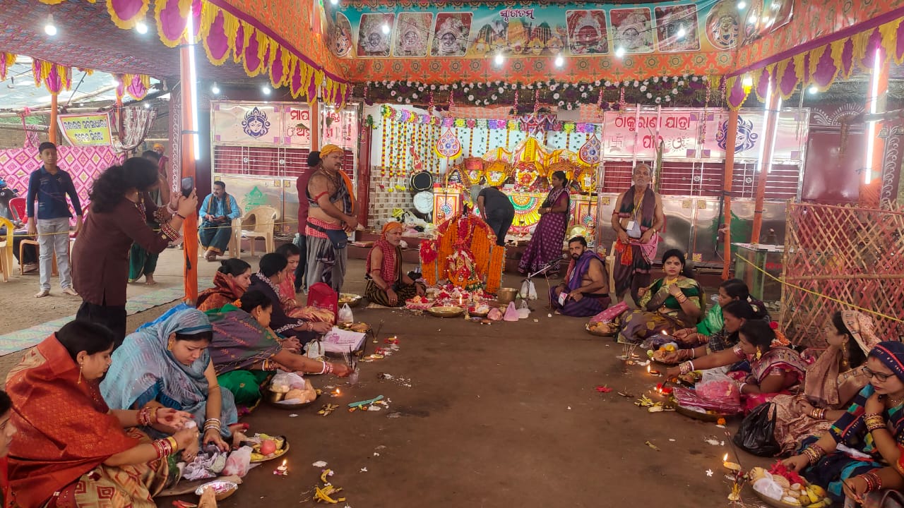ମା’ ପାଟ୍ଟଖଣ୍ଡା ଠାକୁରାଣୀ ଯାତ୍ରା: ବିଶ୍ରାମ ଦିବସରେ ମା ' ଙ୍କ ନିକଟରେ ମହିଳା ମାନେ ପାଳିଲେ ସାବିତ୍ରୀ ବ୍ରତ 2 ମା’ ପାଟ୍ଟଖଣ୍ଡା ଠାକୁରାଣୀ ଯାତ୍ରା: ବିଶ୍ରାମ ଦିବସରେ ମା ' ଙ୍କ ନିକଟରେ ମହିଳା ମାନେ ପାଳିଲେ ସାବିତ୍ରୀ ବ୍ରତ