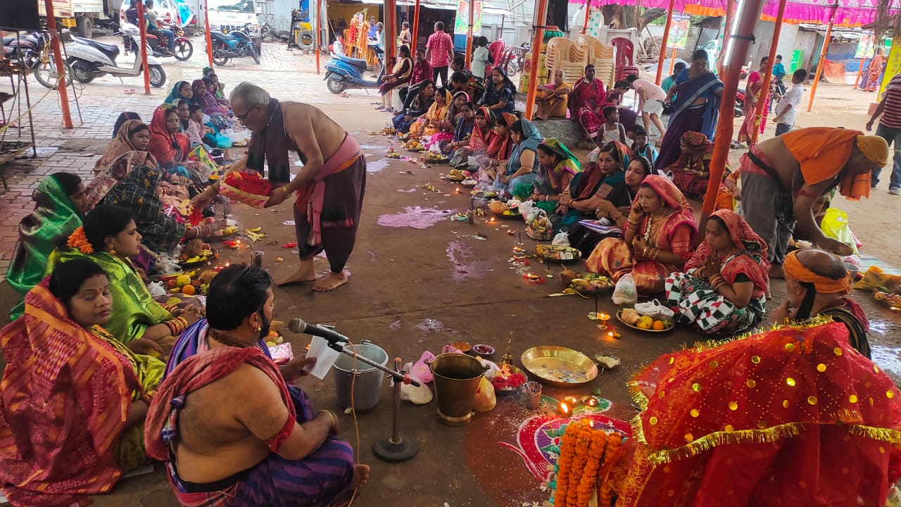 ମା’ ପାଟ୍ଟଖଣ୍ଡା ଠାକୁରାଣୀ ଯାତ୍ରା: ବିଶ୍ରାମ ଦିବସରେ ମା ' ଙ୍କ ନିକଟରେ ମହିଳା ମାନେ ପାଳିଲେ ସାବିତ୍ରୀ ବ୍ରତ 3 ମା’ ପାଟ୍ଟଖଣ୍ଡା ଠାକୁରାଣୀ ଯାତ୍ରା: ବିଶ୍ରାମ ଦିବସରେ ମା ' ଙ୍କ ନିକଟରେ ମହିଳା ମାନେ ପାଳିଲେ ସାବିତ୍ରୀ ବ୍ରତ
