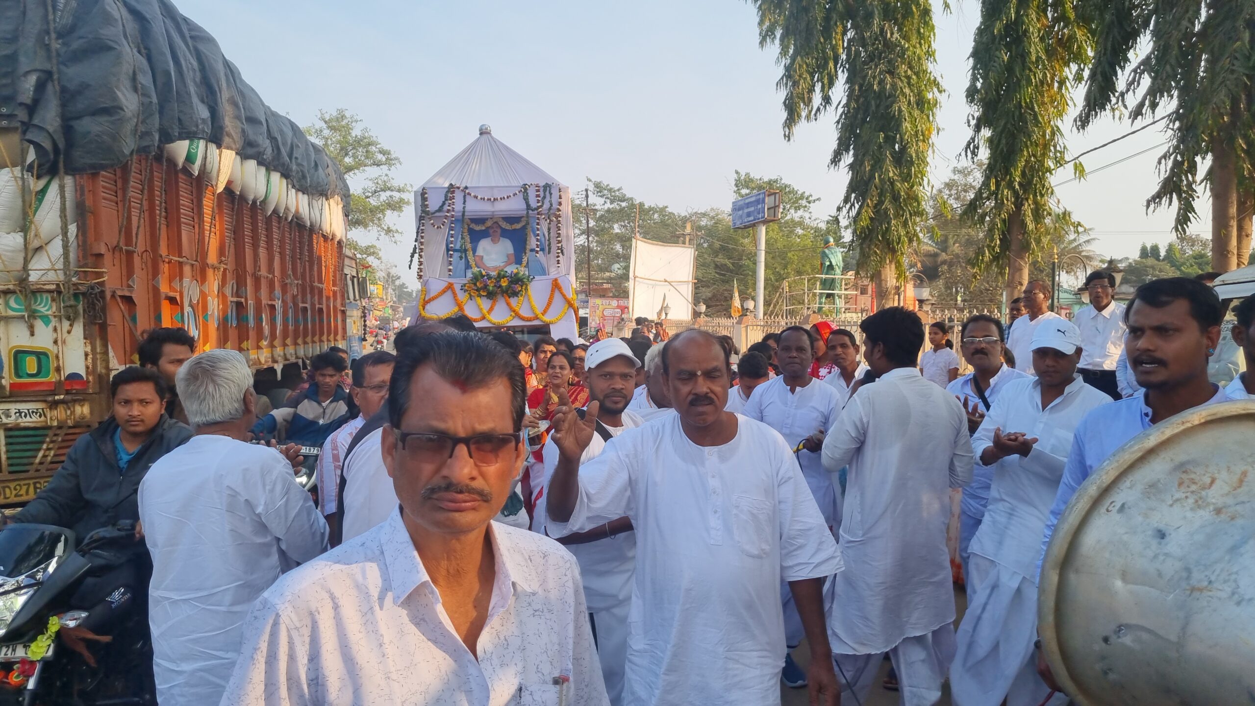 ବାଲିଗୁଡ଼ାରେ ଭକ୍ତିମୟ ପରିବେଶରେ ଅନୁକୂଳ ଚନ୍ଦ୍ରଙ୍କ ୧୩୮ତମ ଜନ୍ମଶତବାର୍ଷିକ ପାଳିତ 3 ବାଲିଗୁଡ଼ାରେ ଭକ୍ତିମୟ ପରିବେଶରେ ଅନୁକୂଳ ଚନ୍ଦ୍ରଙ୍କ ୧୩୮ତମ ଜନ୍ମଶତବାର୍ଷିକ ପାଳିତ