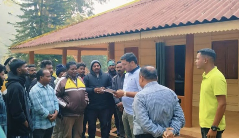 ଦୁର୍ଗମ ବେଲଘର ଅଞ୍ଚଳ ବୁଲି ସମସ୍ୟା ବୁଝିଲେ ଜିଲ୍ଲାପାଳ 2 ଦୁର୍ଗମ ବେଲଘର ଅଞ୍ଚଳ ବୁଲି ସମସ୍ୟା ବୁଝିଲେ ଜିଲ୍ଲାପାଳ