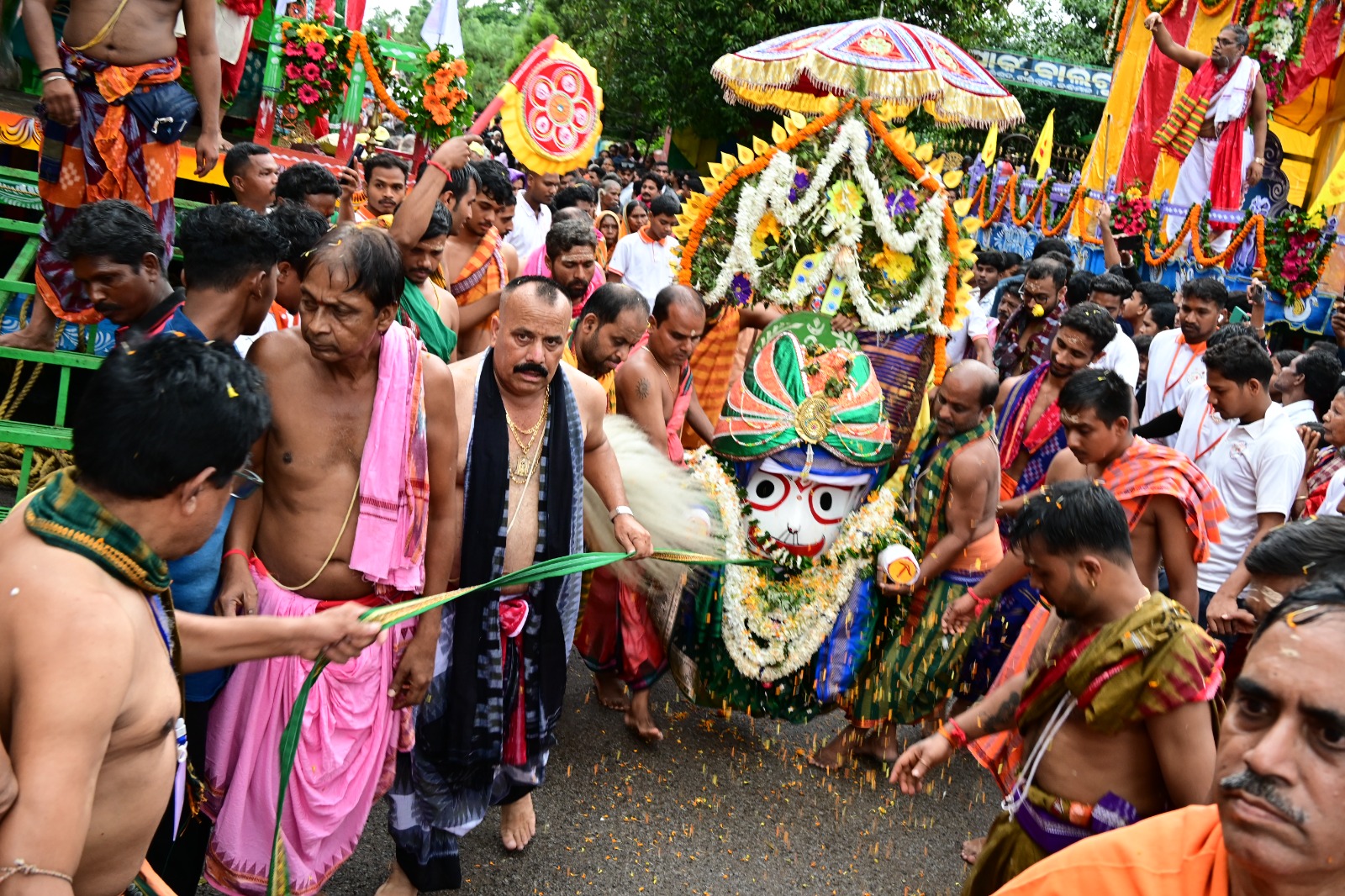 ଝିପିଝିପି ବର୍ଷା ମଧ୍ୟରେ ବାଲିଗୁଡ଼ାରେ ମହାସମାରୋହରେ ପାଳିତ ହେଲା ରଥଯାତ୍ରା 6 ଝିପିଝିପି ବର୍ଷା ମଧ୍ୟରେ ବାଲିଗୁଡ଼ାରେ ମହାସମାରୋହରେ ପାଳିତ ହେଲା ରଥଯାତ୍ରା