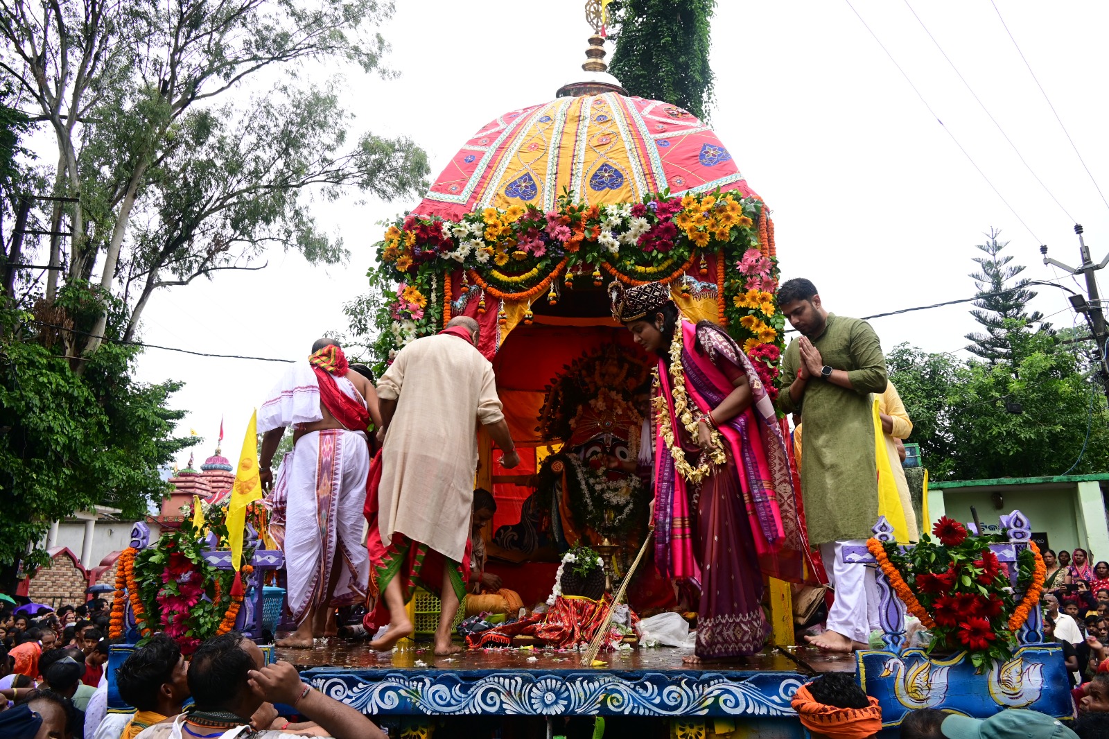 ଝିପିଝିପି ବର୍ଷା ମଧ୍ୟରେ ବାଲିଗୁଡ଼ାରେ ମହାସମାରୋହରେ ପାଳିତ ହେଲା ରଥଯାତ୍ରା 7 ଝିପିଝିପି ବର୍ଷା ମଧ୍ୟରେ ବାଲିଗୁଡ଼ାରେ ମହାସମାରୋହରେ ପାଳିତ ହେଲା ରଥଯାତ୍ରା