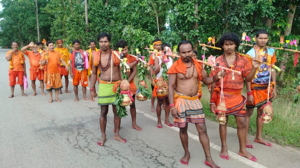 ଶ୍ରାବଣର ଶେଷ ସୋମବାରରେ କନ୍ଧମାଳର ବିଭିନ୍ନ ଶୈବପୀଠରେ ଭକ୍ତଙ୍କ ଅପାର ସମାଗମ 5 ଶ୍ରାବଣର ଶେଷ ସୋମବାରରେ କନ୍ଧମାଳର ବିଭିନ୍ନ ଶୈବପୀଠରେ ଭକ୍ତଙ୍କ ଅପାର ସମାଗମ