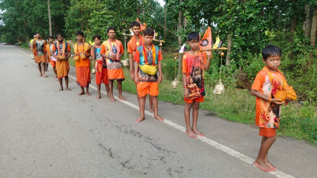 ଶ୍ରାବଣର ଶେଷ ସୋମବାରରେ କନ୍ଧମାଳର ବିଭିନ୍ନ ଶୈବପୀଠରେ ଭକ୍ତଙ୍କ ଅପାର ସମାଗମ 6 ଶ୍ରାବଣର ଶେଷ ସୋମବାରରେ କନ୍ଧମାଳର ବିଭିନ୍ନ ଶୈବପୀଠରେ ଭକ୍ତଙ୍କ ଅପାର ସମାଗମ
