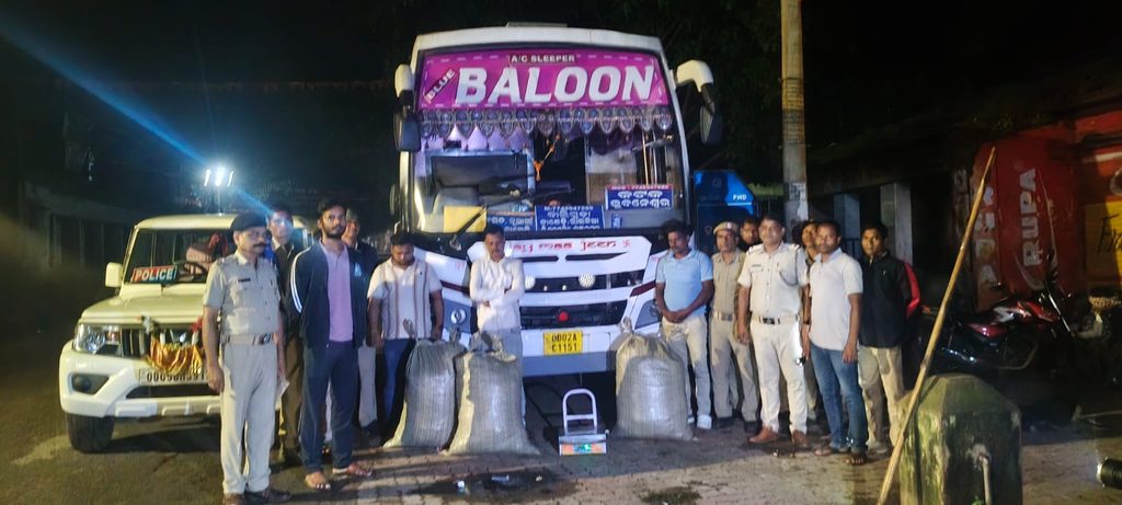 ଯାତ୍ରୀବାହୀ ବସ୍ରେ ଗଞ୍ଜେଇ ଚାଲାଣ୬୩ କେଜି ୩୦୦ ଗ୍ରାମ ଗଞ୍ଜେଇ ଜବତ, ୩ ବସ୍ କର୍ମଚାରୀ ଗିରଫ 2 ଯାତ୍ରୀବାହୀ ବସ୍ରେ ଗଞ୍ଜେଇ ଚାଲାଣ୬୩ କେଜି ୩୦୦ ଗ୍ରାମ ଗଞ୍ଜେଇ ଜବତ, ୩ ବସ୍ କର୍ମଚାରୀ ଗିରଫ