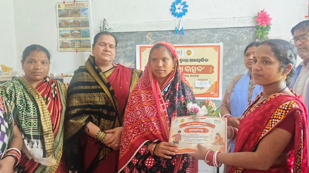 ଅଙ୍ଗନବାଡ଼ି କେନ୍ଦ୍ରରେ ‘ଆଙ୍ଗନ୍ କା ଉତ୍ସବ’ ପୁଷ୍ଟିକର ଖାଦ୍ୟ ପ୍ରଦର୍ଶନ ସହ ବାପାମାନଙ୍କୁ ସମ୍ମାନ 1 ଅଙ୍ଗନବାଡ଼ି କେନ୍ଦ୍ରରେ ‘ଆଙ୍ଗନ୍ କା ଉତ୍ସବ’ ପୁଷ୍ଟିକର ଖାଦ୍ୟ ପ୍ରଦର୍ଶନ ସହ ବାପାମାନଙ୍କୁ ସମ୍ମାନ