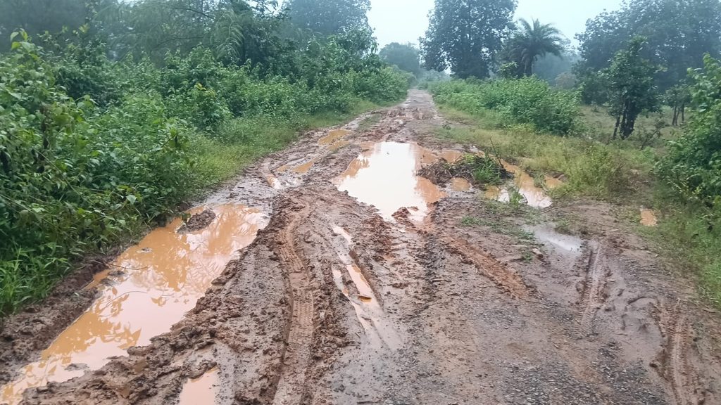 ୯ ବର୍ଷ ହେଲା ଖାଲଖମାରେ କେରେଞ୍ଜା ଠାରୁ ପଣସପଦର ପ୍ରଧାନମନ୍ତ୍ରୀ ସଡ଼କ ଯୋଜନା ରାସ୍ତା | ମରାମତି ପାଇଁ ଅଭିଯୋଗ ସତ୍ତ୍ୱେ ନଜର ନାହିଁ, ଦୁର୍ଦ୍ଦଶାରେ ଅଞ୍ଚଳବାସୀ