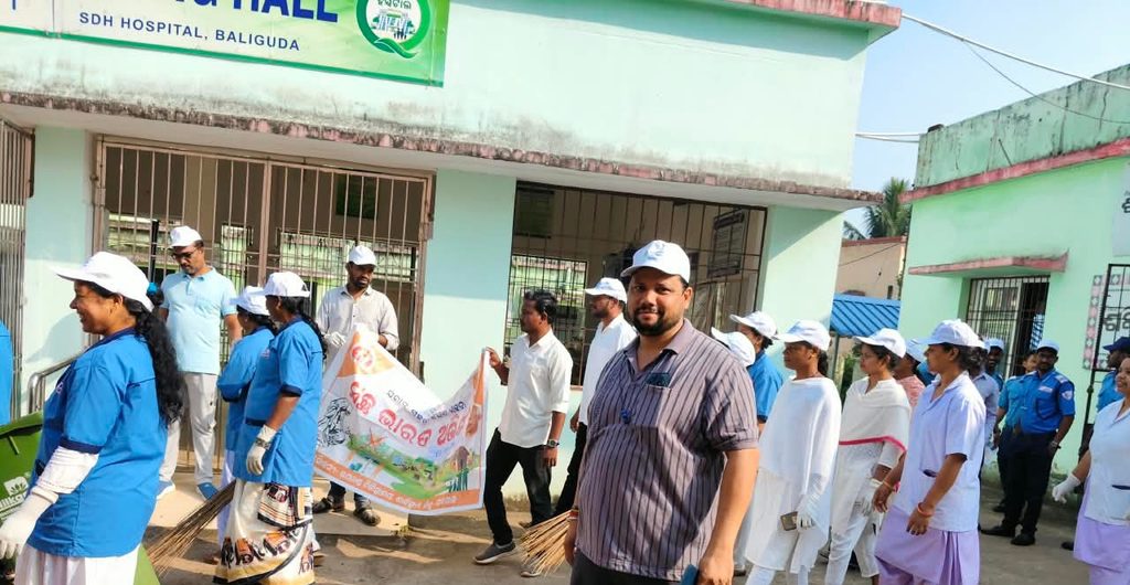 ଗାନ୍ଧୀ ଜୟନ୍ତୀ ଅବସରରେ ଉପଖଣ୍ଡ ଚିକିତ୍ସାଳୟରେ ସଫେଇ ଅଭିଯାନସ୍ୱଚ୍ଛତା ହିଁ ସେବାର ବାର୍ତ୍ତା ଦେଲେ ଚିକିତ୍ସାଳୟ କର୍ମଚାରୀ 1 ଗାନ୍ଧୀ ଜୟନ୍ତୀ ଅବସରରେ ଉପଖଣ୍ଡ ଚିକିତ୍ସାଳୟରେ ସଫେଇ ଅଭିଯାନସ୍ୱଚ୍ଛତା ହିଁ ସେବାର ବାର୍ତ୍ତା ଦେଲେ ଚିକିତ୍ସାଳୟ କର୍ମଚାରୀ