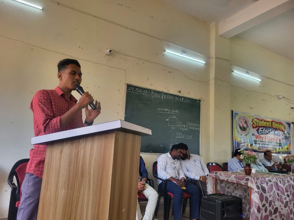 ୪୬ ବର୍ଷ ପରେ ଛାତ୍ର ନେତୃତ୍ୱର ନୂଆ ଅଧ୍ୟାୟ‘ମୁଁ କାହିଁକି ପ୍ରାର୍ଥୀ ହୋଇଛି’ ମଞ୍ଚରେ ଖୋଲିଲା ମନ କଥା; ୮ ପଦବି ପାଇଁ ୩୧ ପ୍ରାର୍ଥୀଙ୍କ ଭାଗ୍ୟ ନିର୍ଣ୍ଣୟ କରିବେ ଭୋଟର 3 ୪୬ ବର୍ଷ ପରେ ଛାତ୍ର ନେତୃତ୍ୱର ନୂଆ ଅଧ୍ୟାୟ‘ମୁଁ କାହିଁକି ପ୍ରାର୍ଥୀ ହୋଇଛି’ ମଞ୍ଚରେ ଖୋଲିଲା ମନ କଥା; ୮ ପଦବି ପାଇଁ ୩୧ ପ୍ରାର୍ଥୀଙ୍କ ଭାଗ୍ୟ ନିର୍ଣ୍ଣୟ କରିବେ ଭୋଟର