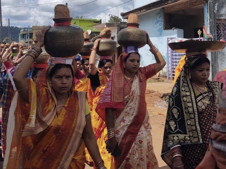 ନୁଆସାହିରେ ମା’ ଦୁର୍ଗାଙ୍କ ଆବାହନ, କଳସ ଶୋଭାଯାତ୍ରାରେ ଭକ୍ତିମୟ ପରିବେଶ 2 ନୁଆସାହିରେ ମା’ ଦୁର୍ଗାଙ୍କ ଆବାହନ, କଳସ ଶୋଭାଯାତ୍ରାରେ ଭକ୍ତିମୟ ପରିବେଶ