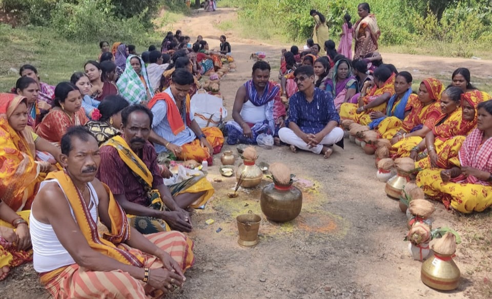 ନୁଆସାହିରେ ମା’ ଦୁର୍ଗାଙ୍କ ଆବାହନ, କଳସ ଶୋଭାଯାତ୍ରାରେ ଭକ୍ତିମୟ ପରିବେଶ 1 ନୁଆସାହିରେ ମା’ ଦୁର୍ଗାଙ୍କ ଆବାହନ, କଳସ ଶୋଭାଯାତ୍ରାରେ ଭକ୍ତିମୟ ପରିବେଶ