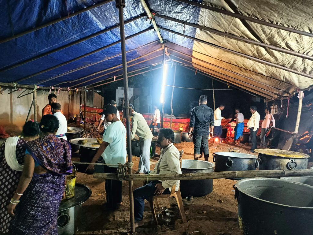 ନୂଆସାହିରେ ମା’ ଜୟ ଦୁର୍ଗାଙ୍କ ମହାଷ୍ଟମୀ ପୂଜା, ଅନ୍ନପ୍ରସାଦ ପାଇଲେ ଶ୍ରଦ୍ଧାଳୁ 2 ନୂଆସାହିରେ ମା’ ଜୟ ଦୁର୍ଗାଙ୍କ ମହାଷ୍ଟମୀ ପୂଜା, ଅନ୍ନପ୍ରସାଦ ପାଇଲେ ଶ୍ରଦ୍ଧାଳୁ
