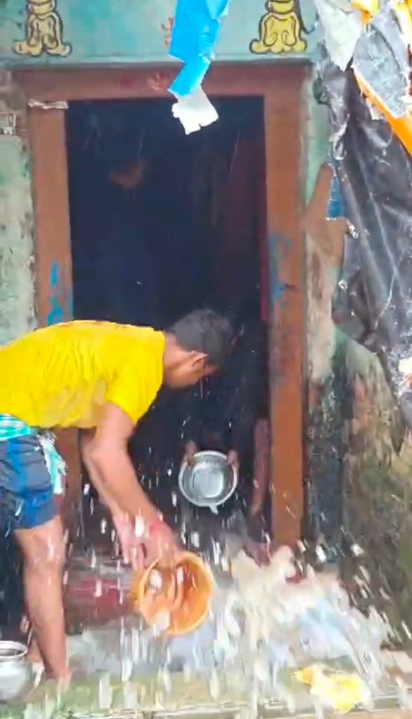 ଚାନ୍ଦପୁର ପଞ୍ଚାୟତରେ ବନ୍ୟା ବିଭୀଷିକା | ଡଭାର ଗ୍ରାମର ଭାସ୍କର ନାୟକଙ୍କ ଘରେ ପଶିଲା ବନ୍ୟାଜଳ 5 ଚାନ୍ଦପୁର ପଞ୍ଚାୟତରେ ବନ୍ୟା ବିଭୀଷିକା | ଡଭାର ଗ୍ରାମର ଭାସ୍କର ନାୟକଙ୍କ ଘରେ ପଶିଲା ବନ୍ୟାଜଳ