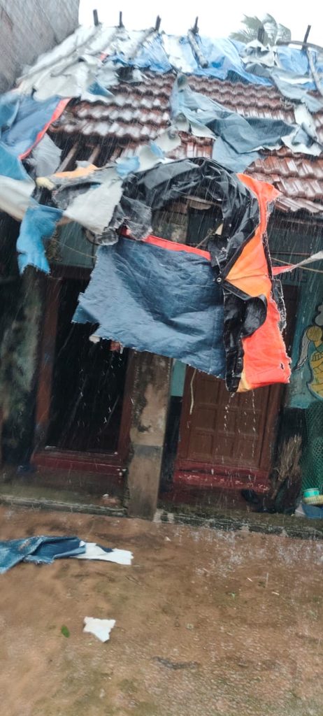 ଚାନ୍ଦପୁର ପଞ୍ଚାୟତରେ ବନ୍ୟା ବିଭୀଷିକା | ଡଭାର ଗ୍ରାମର ଭାସ୍କର ନାୟକଙ୍କ ଘରେ ପଶିଲା ବନ୍ୟାଜଳ 4 ଚାନ୍ଦପୁର ପଞ୍ଚାୟତରେ ବନ୍ୟା ବିଭୀଷିକା | ଡଭାର ଗ୍ରାମର ଭାସ୍କର ନାୟକଙ୍କ ଘରେ ପଶିଲା ବନ୍ୟାଜଳ